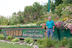 picture of Dwight at the Worlds Largest Flowerbox in Neosho Missouri 2005